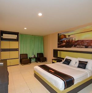 Oyo 2487 Sampurna Jaya Hotel Tanjung Pinang Exterior photo