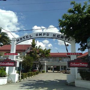 Hotel Ompu Herti Balige Exterior photo