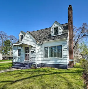 Cozy Retreat With Yard About 2 Mi To Lake Michigan! Muskegon Exterior photo