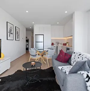 Stylish And Convenient Two Bedroom Apartment Burwood Exterior photo