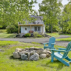 Dog-Friendly Wappingers Falls Cabin With Fire Pit! Exterior photo