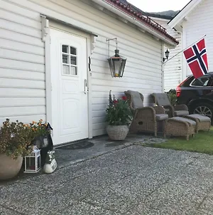 Koselig Landsbyhus I Nordfjord Villa Nordfjordeid Exterior photo