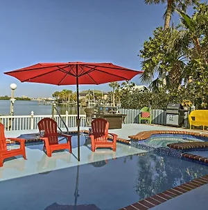 Waterfront Getaway With Pool And Dock - Walk To Beach! Clearwater Beach Exterior photo